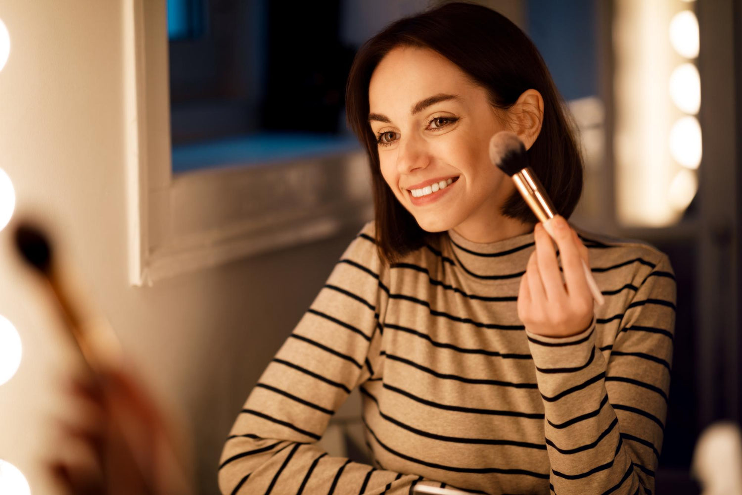 woman putting makeup